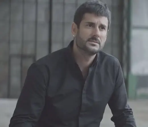 Melendi se sienta a hablar consigo mismo, en el video Tan Tonto Como Tú, adelanto de su álbum.